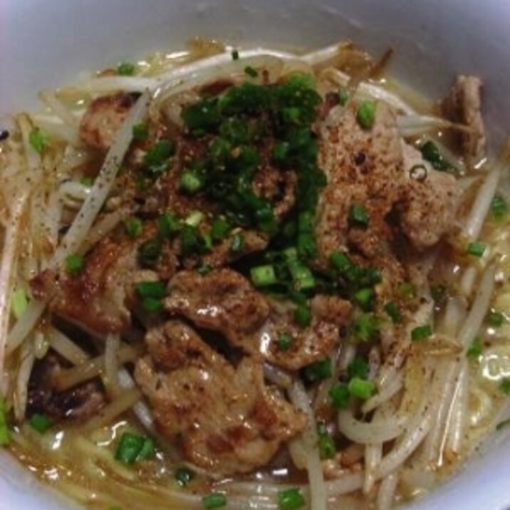 おいしい！　もやしと豚肉の正麺醤油ラーメン